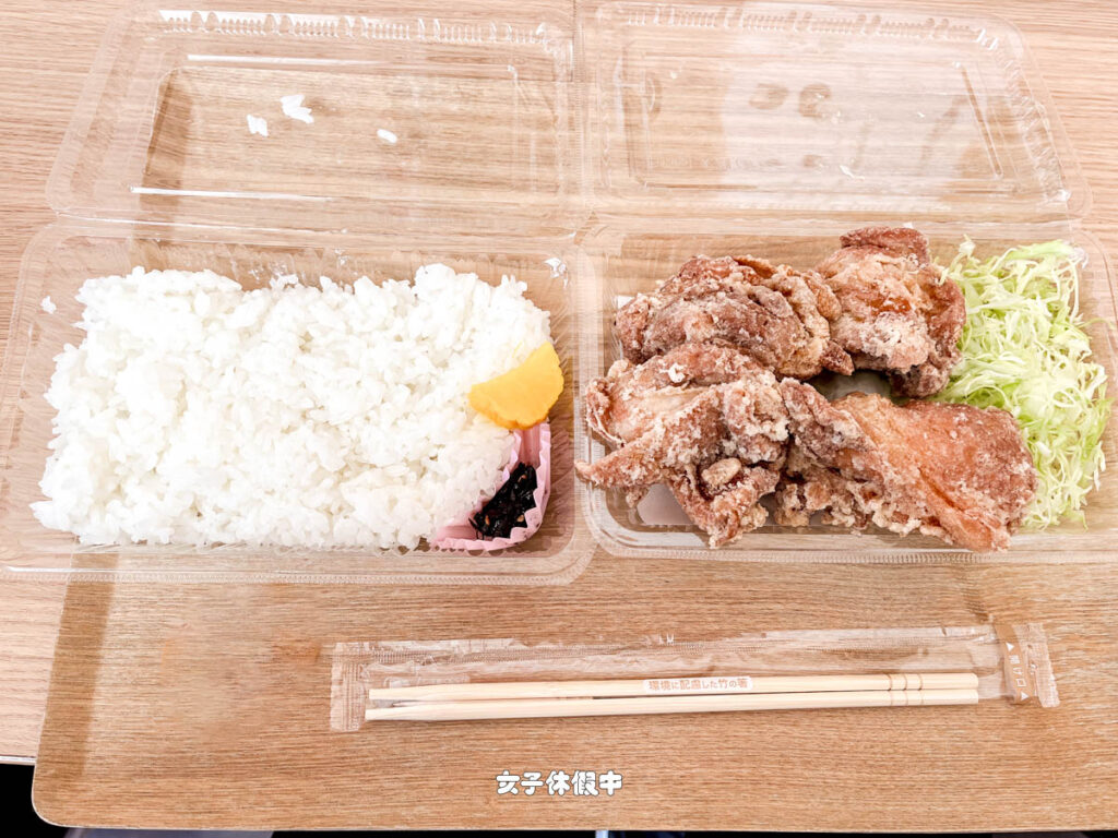 便當會有一盒白飯、加上一點漬菜,炸雞旁有高麗菜絲可以解膩。