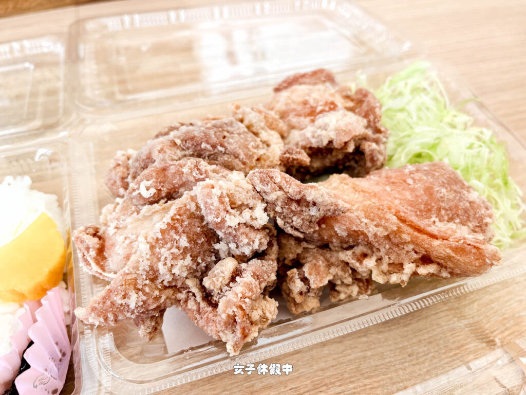 骨抜き唐揚是有四個唐揚雞(去骨),炸雞很大塊,都都滿出盒子了。