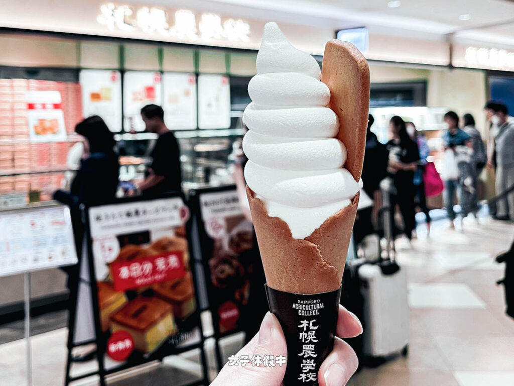 札幌農學校的酪農牛奶霜淇淋,圓滾滾的造型很可愛,再插上一片現烤的牛奶餅乾~一支486日圓。