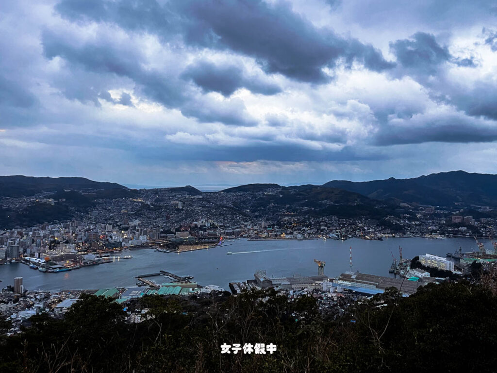 晚上六點的稻佐山山頂展望台夜景。
