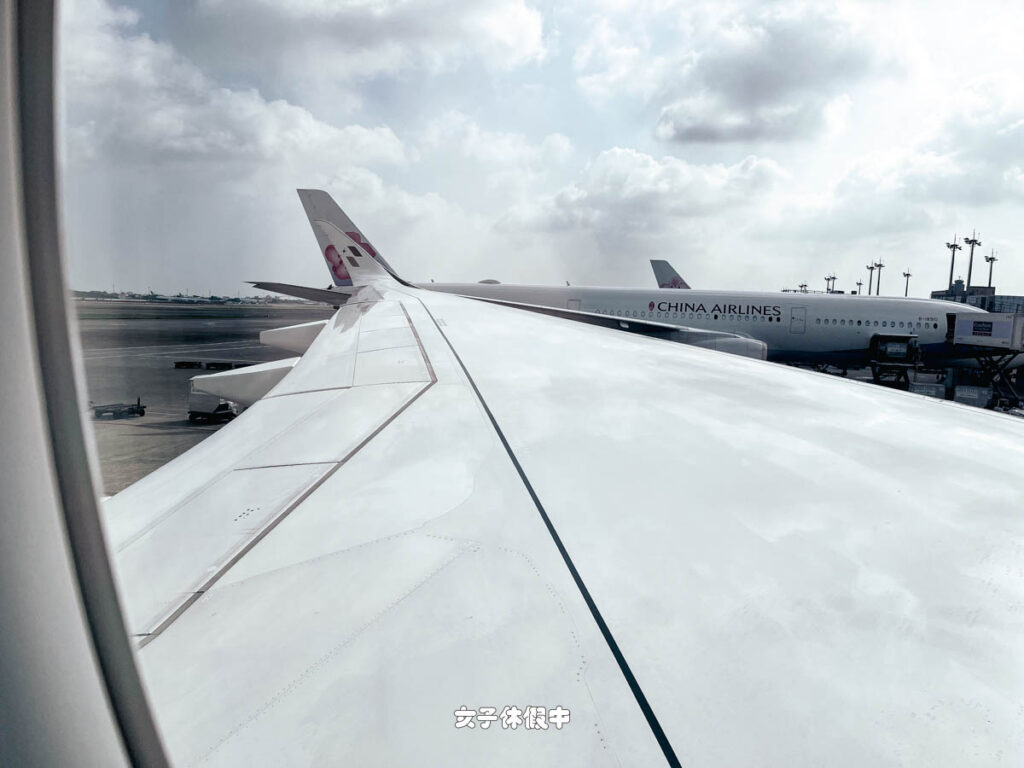 36A座位是經濟艙前段的座位，也是左側靠窗座位，窗外看出去是機翼的位置。