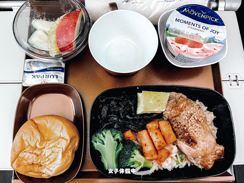 餐點附有原味餐包和奶油、水果（蘋果、鳳梨、芭樂）、莫凡彼草莓優格。