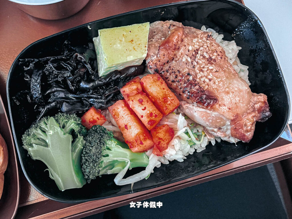 胡同醬燒雞腿排佐五目飯很好吃～配菜有花椰菜、黑木耳、韓式辣蘿蔔和玉子燒！