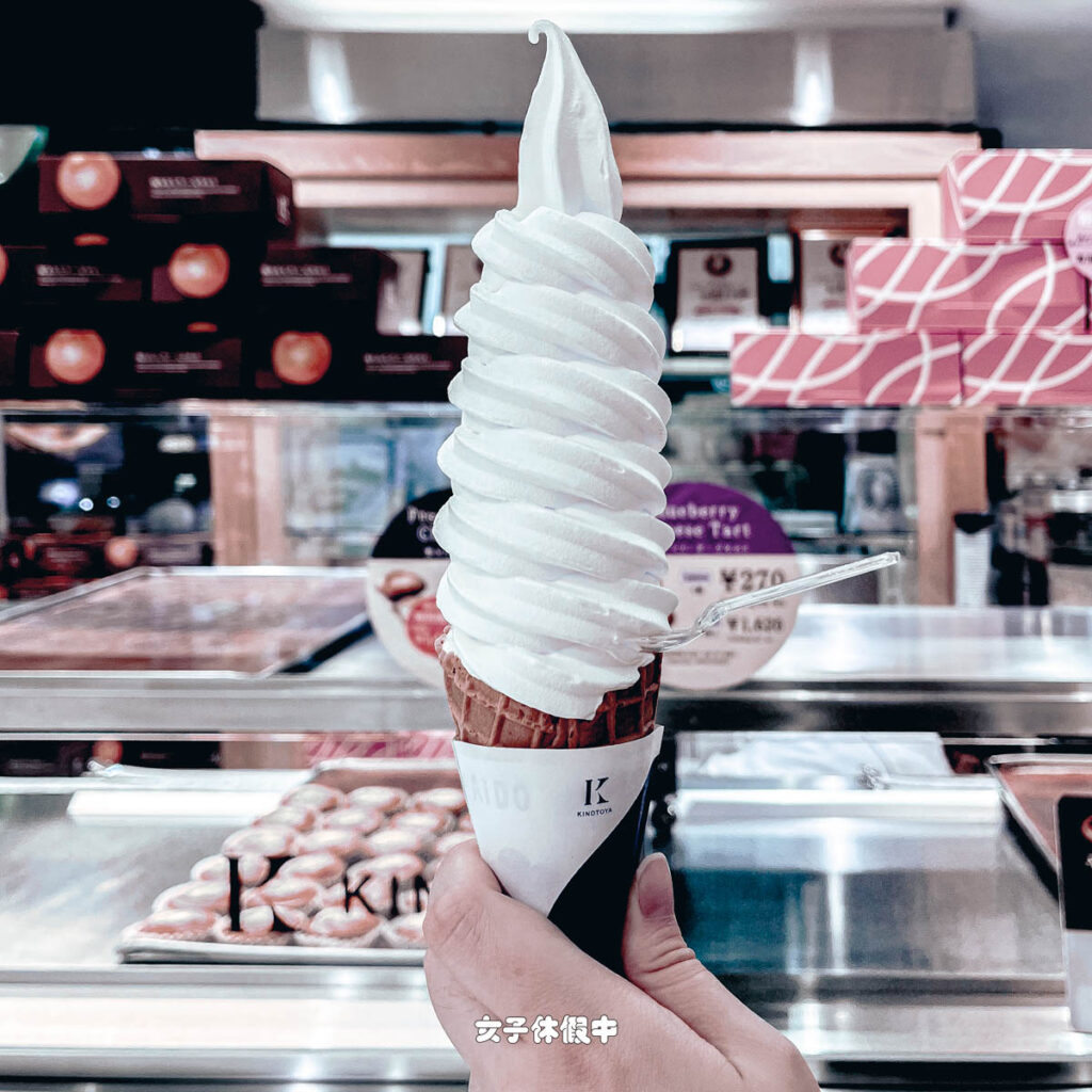 KINOTOYA的霜淇淋在機場的霜淇淋大看板上被分類在「濃厚」,一入口果然非常的濃郁。