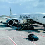 星宇JX800使用A350-900執飛。一般餐提供「胡同醬燒雞腿排佐五目飯」，胡同醬燒雞腿排很入味，整體有驚艷到！特調則是「湛藍宇宙」，是漂亮清透的藍色，再放進一片黃澄澄的檸檬和糊塗塌客的攪拌棒，配色非常可愛～