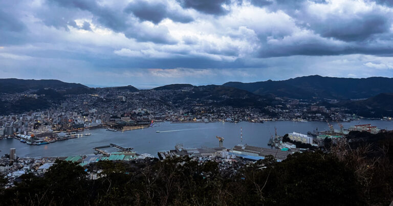 長崎最有名的景點，想必就是稻佐山夜景了，是日本三大夜景之一，更是世界新三大夜景之一。 除了夜景外，稻佐山公園裡有猴舍和鹿放牧場，是免費的小型動物園，可以近距離看動物，還可以體驗餵鹿！