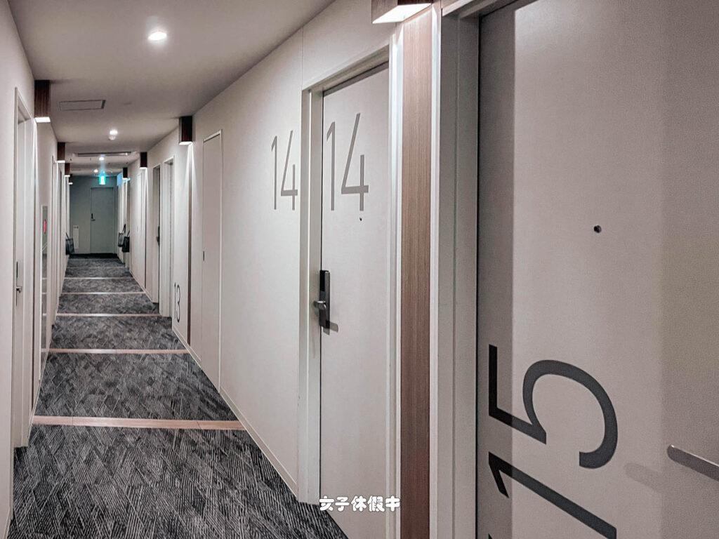 客房走廊非常有設計感,很乾淨明亮。