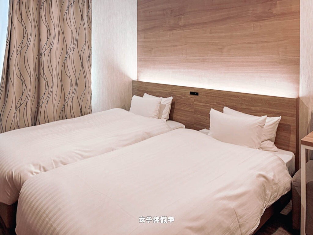 我們訂的是雙床房,床不算小,床頭也有插座。