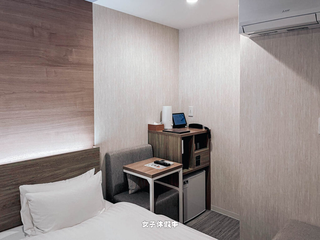 桌上都有一台平板,房內的空調、燈光可以直接從平板一起調整,但有時候平板會有點卡。