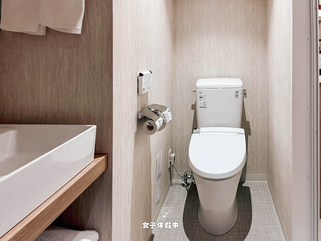 廁所和淋浴間是一起的,但是淋浴間有門可以關上,同時有人洗澡和上廁所是沒問題的。