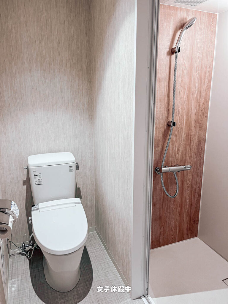 廁所和淋浴間是一起的,但是淋浴間有門可以關上,同時有人洗澡和上廁所是沒問題的。