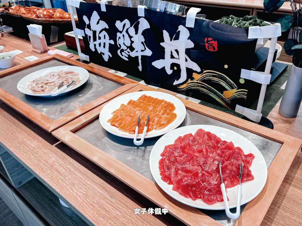 提供鮪魚生魚片、鮭魚生魚片、鮭魚卵、還有最左邊那個不知道是螺類還是貝類的海鮮,吃起來稍微脆脆的。