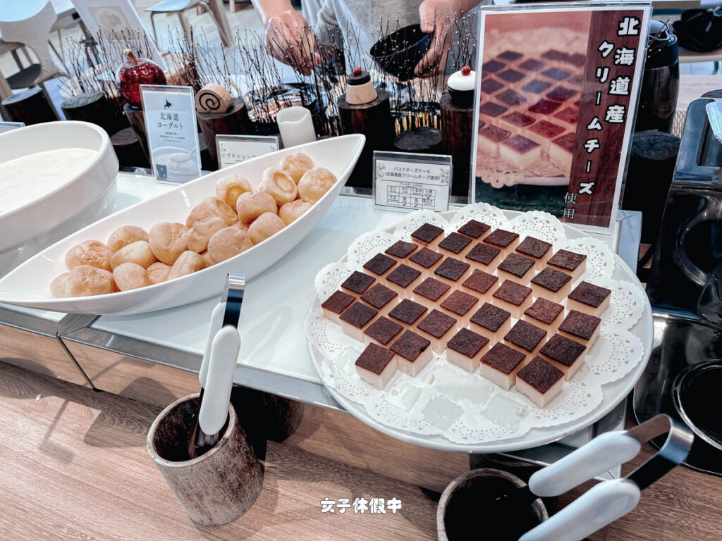 甜點則有小塊的起士蛋糕和軟殼的小泡芙