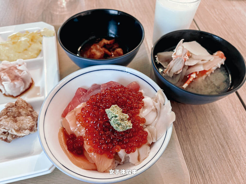 海鮮丼加上必喝的北海道鮮奶,和一碗螃蟹味噌湯,超滿足!