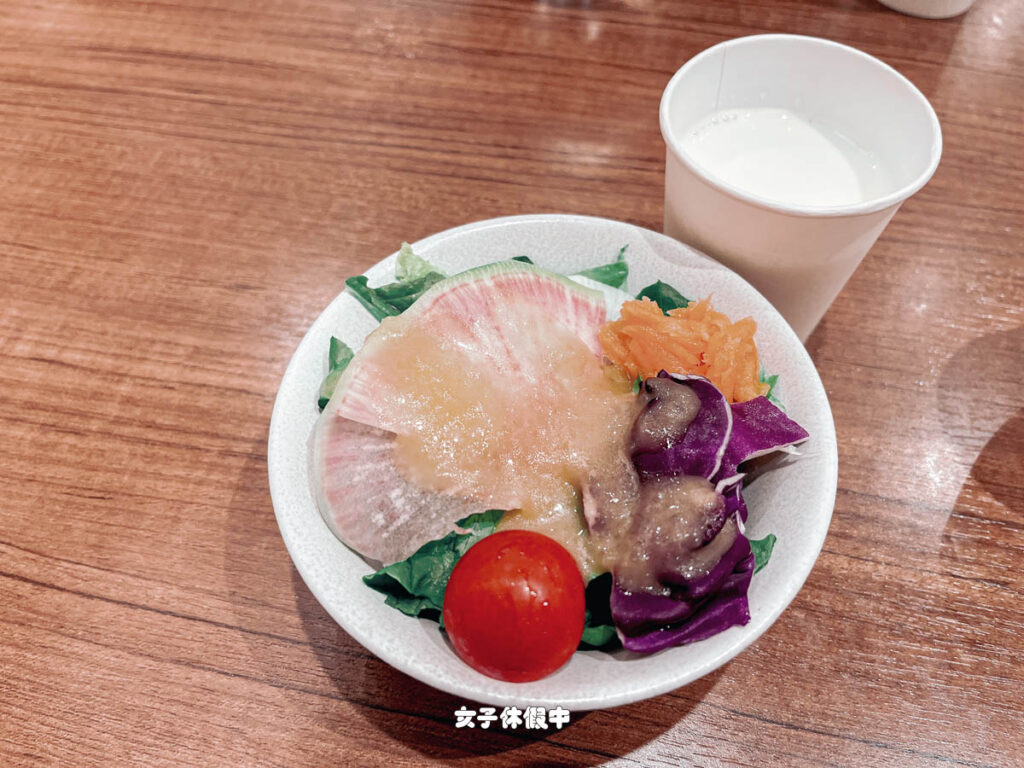 迷你杯的鮮奶和生菜沙拉