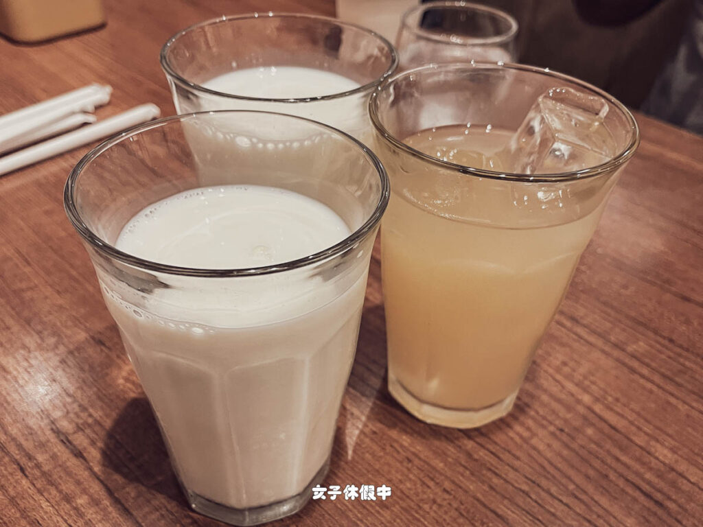 四葉4.0牛奶和蘋果汁。
相較其他牛奶品牌來說,覺得四葉4.0牛奶的味道比較淡,不是濃厚的牛奶。