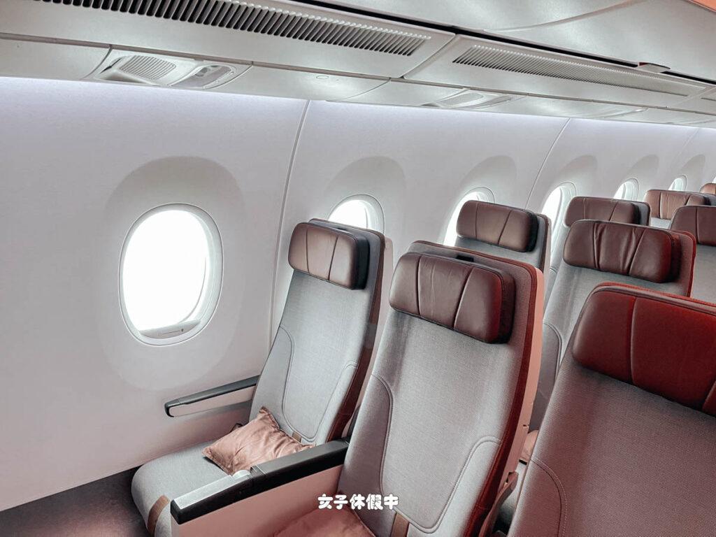 JX803使用A350-900執飛，座位是左中右各三排座椅。
飛機內部的配色非常沈穩有質感，佷新又乾淨的感覺。
