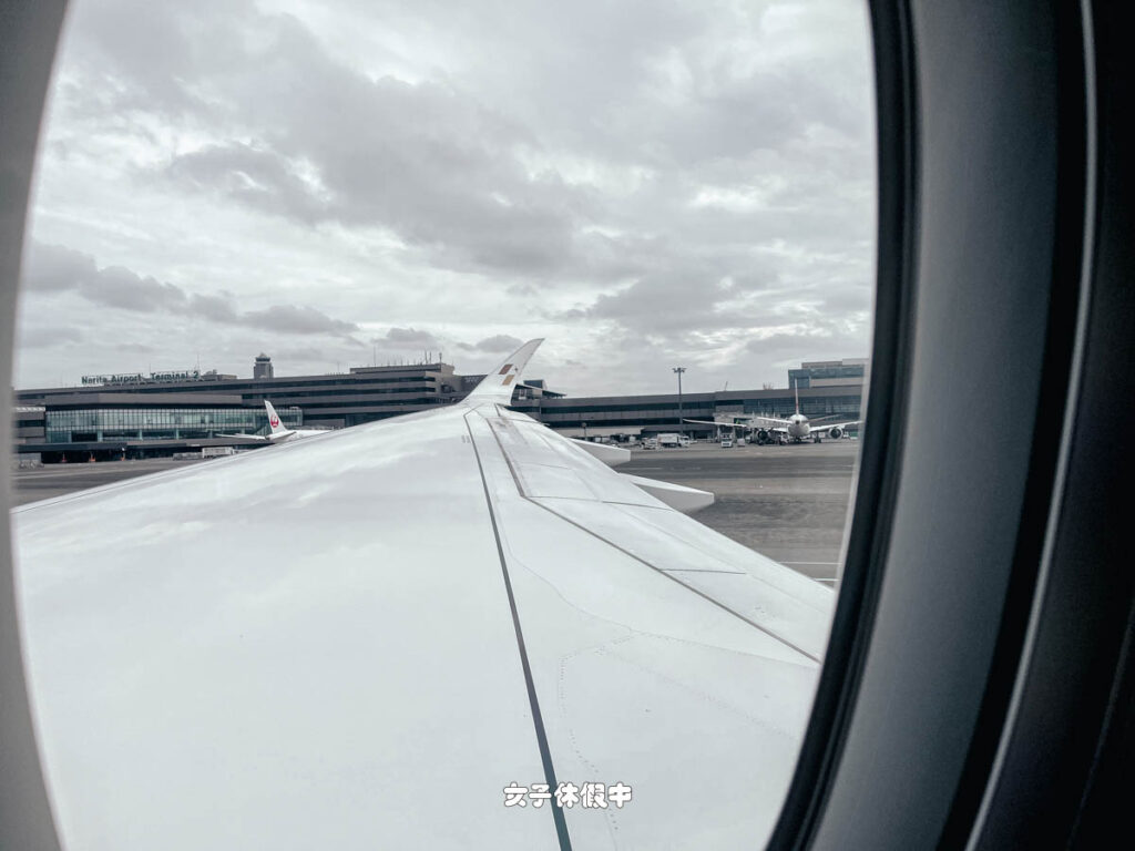 34K座位是經濟艙前段的座位，也是右側靠窗座位，窗外看出去是機翼。