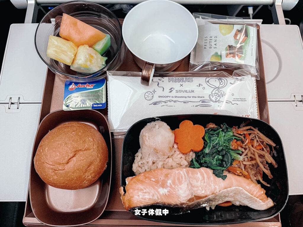 餐點附有原味餐包和奶油、水果（鳳梨、哈密瓜）、季節限定口味的PRESS BUTTER SAND焦糖奶油夾心餅乾。