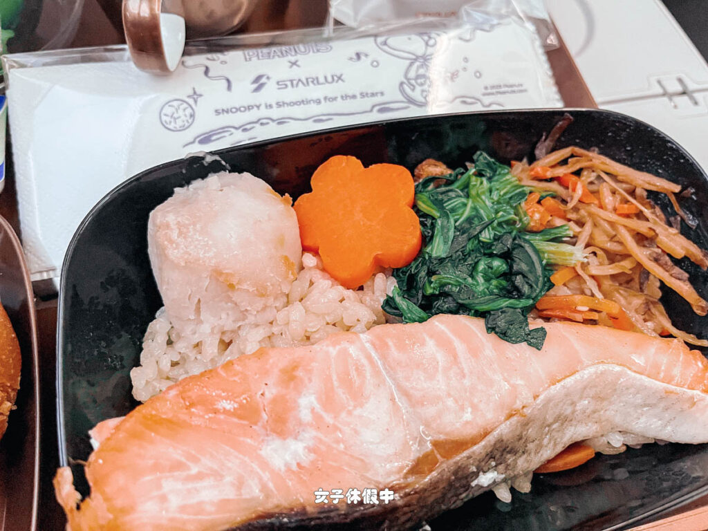 「香烤鮭魚佐五目炊飯」的配菜都是清爽型的，下方的炊飯味道很夠，鮭魚本身不會太乾，也沒有魚刺，蠻好吃的～