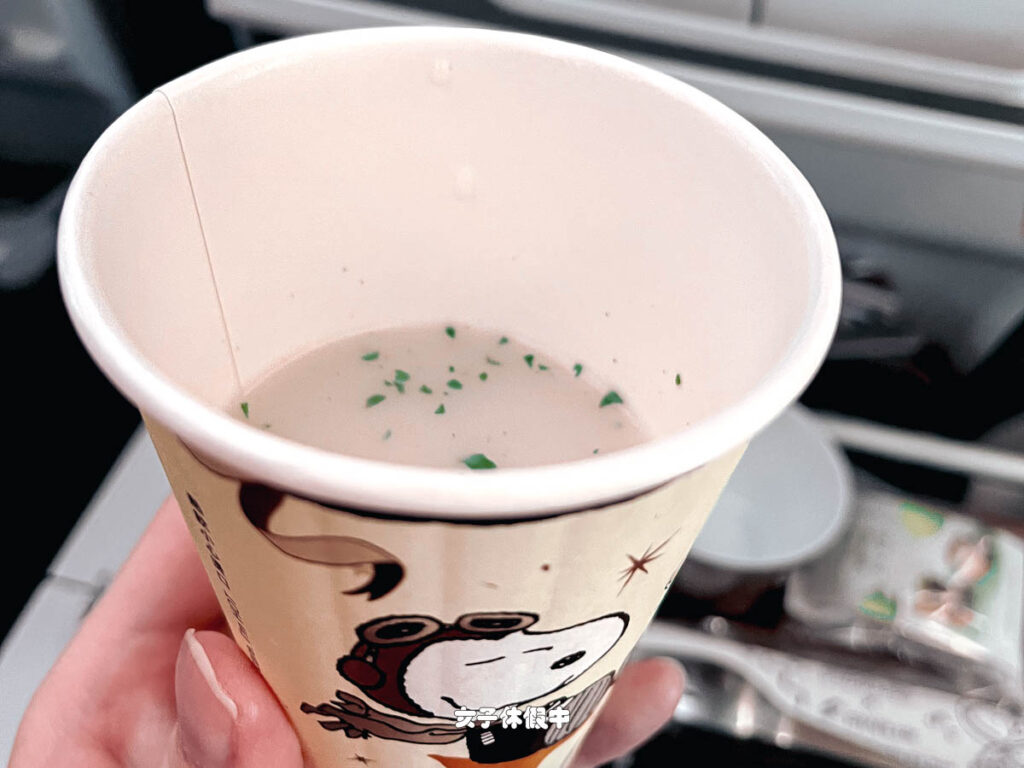 星宇有提供隱藏版的馬鈴薯濃湯，在空姐發餐點時直接點就可以了。紙杯也是可愛的史奴比～