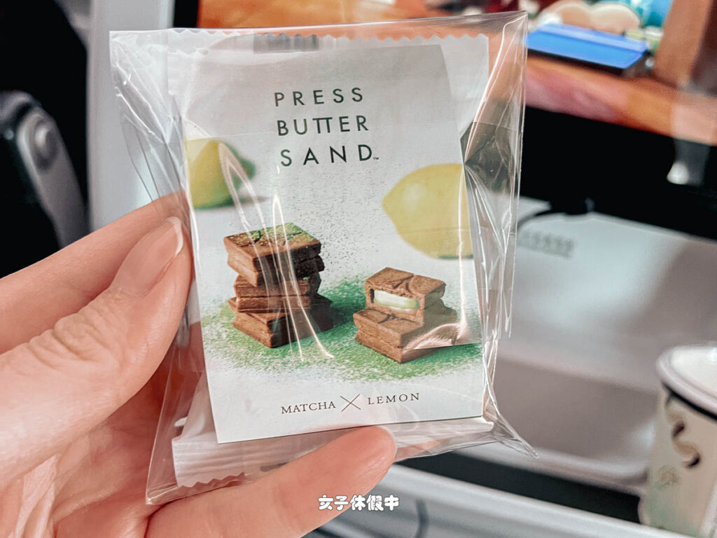 星宇航空和東京必買的伴手禮PRESS BUTTER SAND聯名的——抹茶檸檬焦糖奶油夾心餅乾！