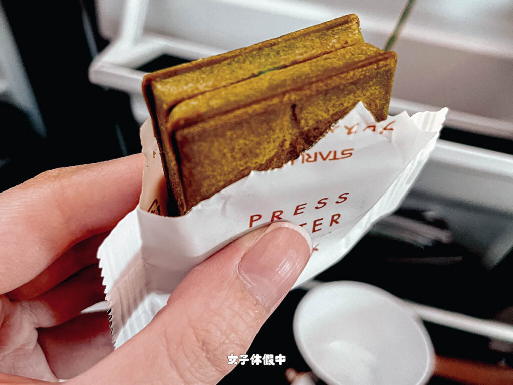 餅乾是抹茶口味，內餡則是檸檬口味，不會太酸也不會太甜，覺得很好吃～～想要吃這個口味只有搭星宇才吃得到！