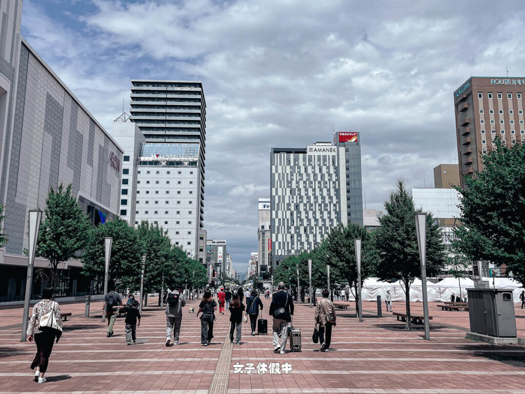 從JR旭川車站出來後,就可以看到飯店了!
穿過一個大廣場步行約三分鐘即可抵達~