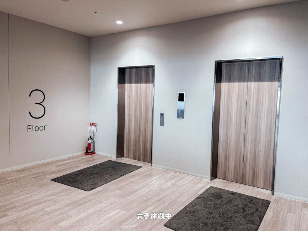 飯店大廳位在三樓,要從一樓鶴羽藥妝旁邊的小門進入,再搭電梯至三樓大廳。