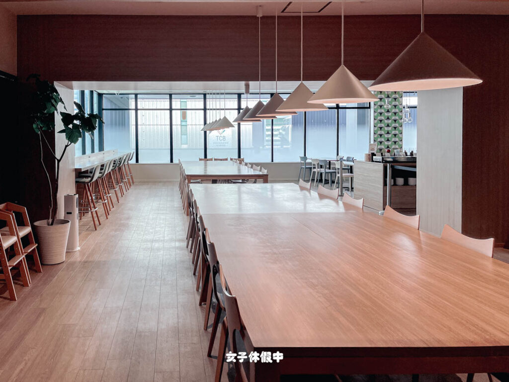 三樓大廳是很溫馨舒適的木質調日式風格~
大廳有很多桌椅讓旅客自由使用,這裡同時也是吃早餐的地方。