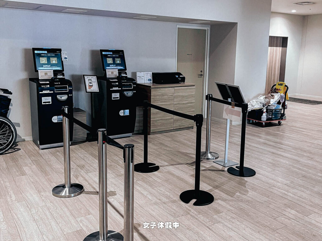 退房時直接在三樓大廳,把房卡插入機器並依照指示操作。