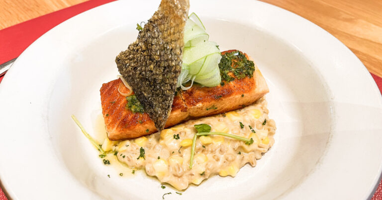 MSC榮耀號大受好評的付費餐廳，就是美式牛排屋 Butcher's Cut Steakhouse。 餐前提供一籃熱熱的歐式麵包，抹上奶油好吃！最喜歡的是紐約起司蛋糕，加上酸甜的新鮮草莓和草莓醬，吃起來不單調也不膩～