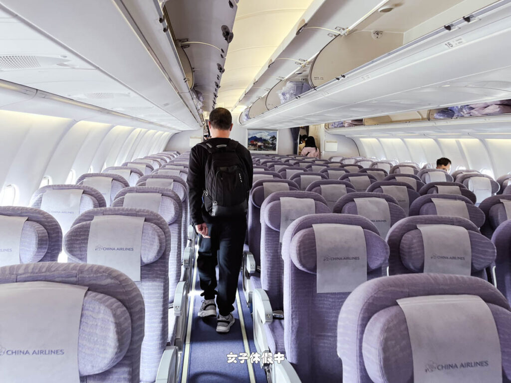 CI108使用A330-300執飛，座椅配置是2-4-2。