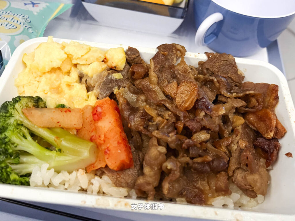 牛肉飯意外的還不錯，味道很夠很下飯，肉片裡還有大量的蒜片，旁邊也有泡菜可以解膩。小缺點是整體偏油。
