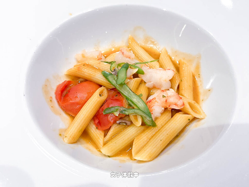 ✦ 義大利麵｜波多菲諾風味短通心粉 PENNETTE PORTOFINO-STYLE
炒義大利麵配香蒜醬、加上新鮮番茄蓉與蝦尾。
