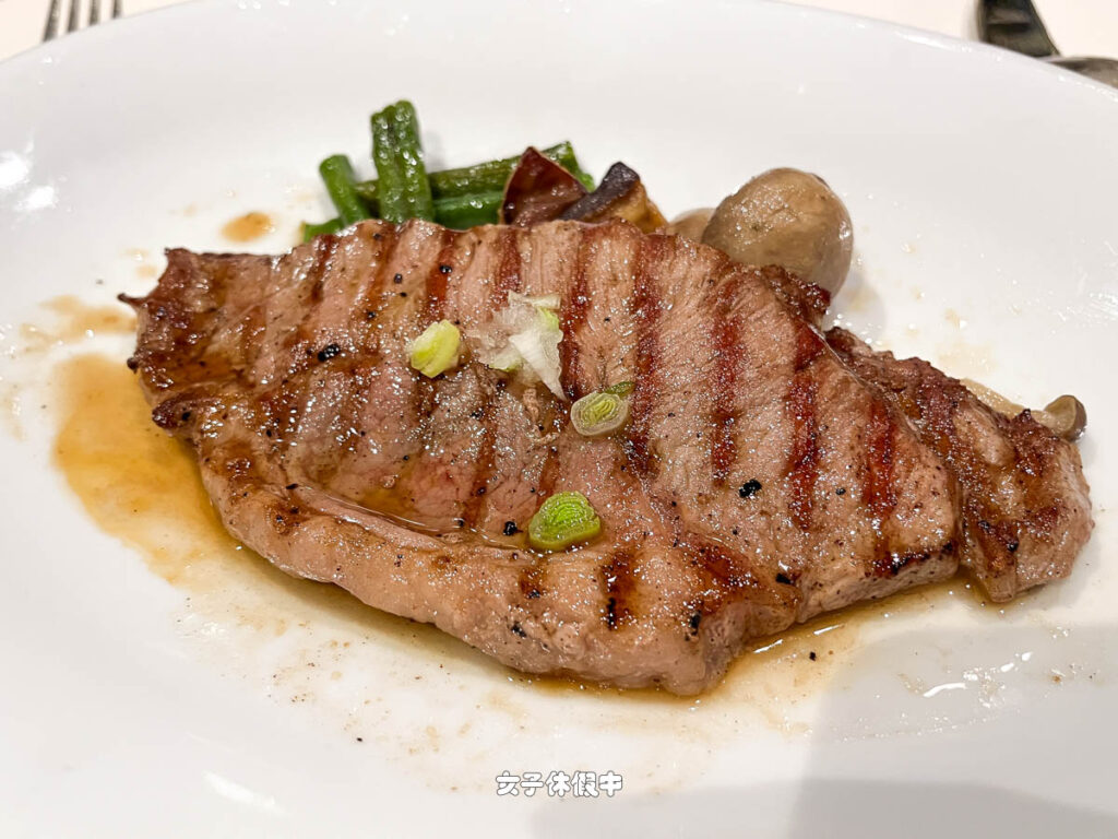 ✦ 主菜｜烤西冷牛里肌 GRILLED BEEF SIRLOIN OROSHI
牛里肌肉吃起來不會太硬，配蘿蔔泥柚子醬、炸茄子及蘑菇，整體還不錯。