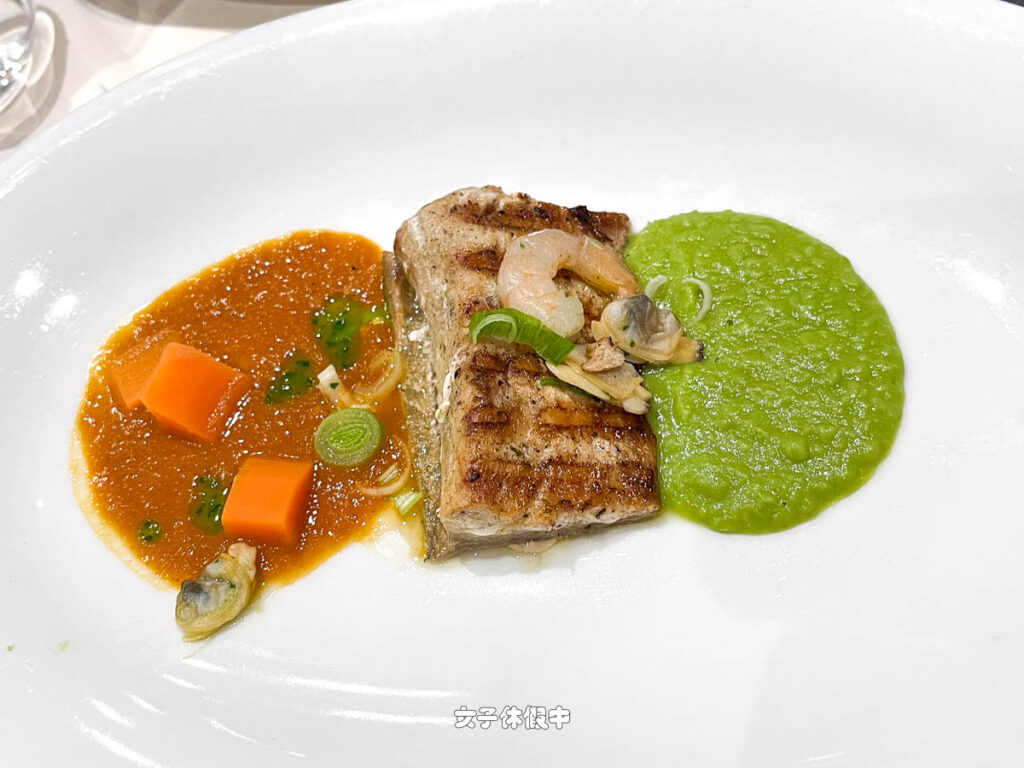 ✦ 主菜｜煎鬼頭刀配豌豆椰子慕斯 SEARED MAHI-MAHI WITH PEA COCONUT MOUSSELINE
香煎鬼頭刀，加上蝦與蛤蜊、醃胡蘿蔔。