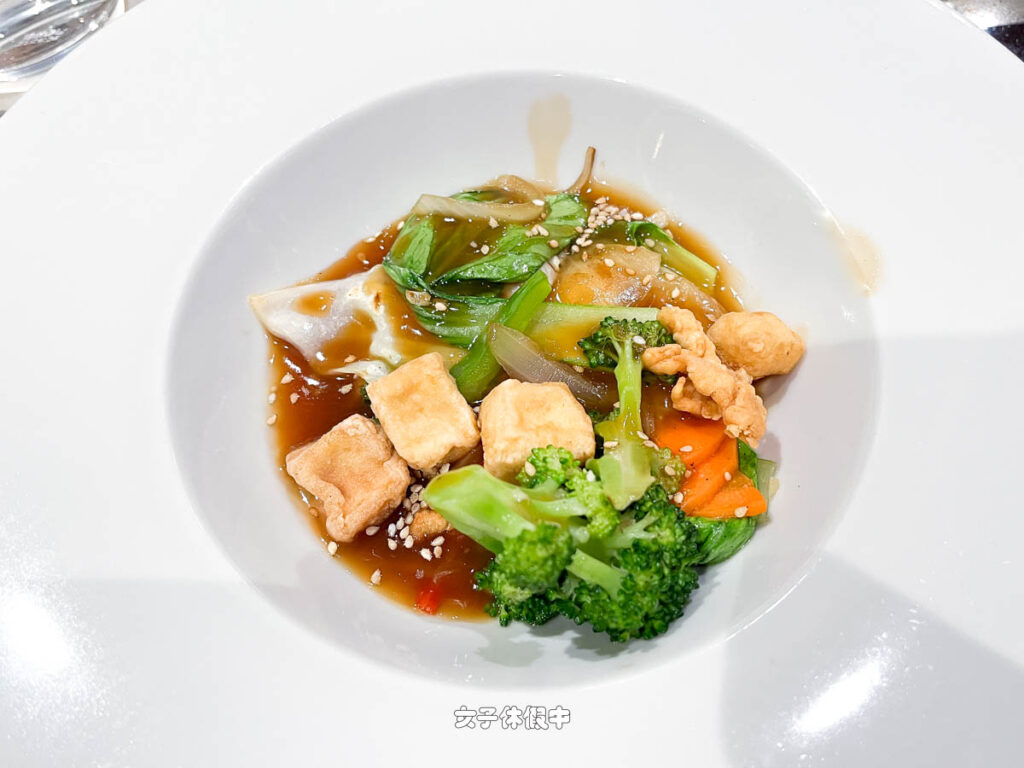 ✦ 主菜｜豆腐小塊 TOFU BITES
小塊的油豆腐加上醬油和蔬菜，是預期中的味道。