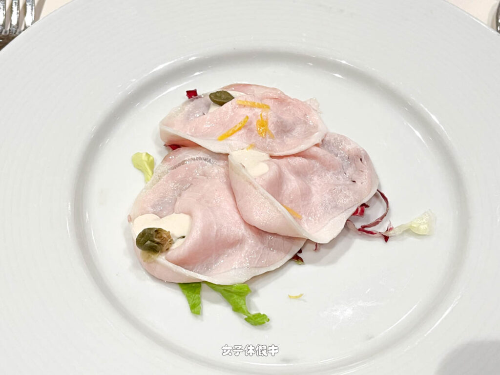 ✦ 前菜｜鮪魚醬豬腰肉 PORK LOIN IN TUNA SAUCE
切成薄片的豬腰肉，撒上鮪魚、酸豆、鯷魚、檸檬汁和香草特級初榨橄欖油醬。