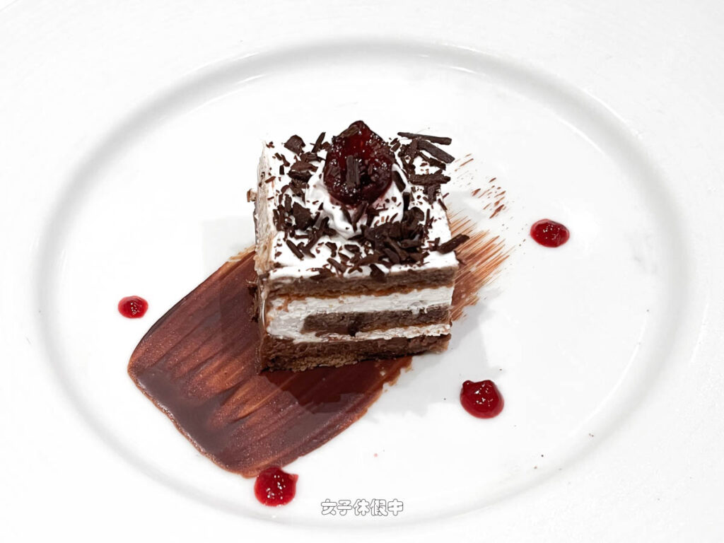 ✦ 甜點｜黑森林櫻桃蛋糕 BLACK FOREST CHERRY GATEAU
蛋糕體蠻軟的，很濕潤不會乾，是好吃的黑森林蛋糕。