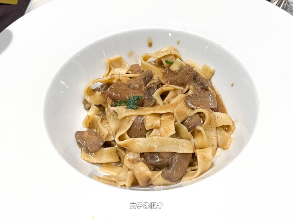 ✦ 義大利麵｜松露蘑菇義大利麵 FETTUCCINE WITH TRUFFLE AND MUSHROOMS
麵體偏軟，松露味很重，再加上炒蘑菇、蒜蓉，其實蠻好吃的。