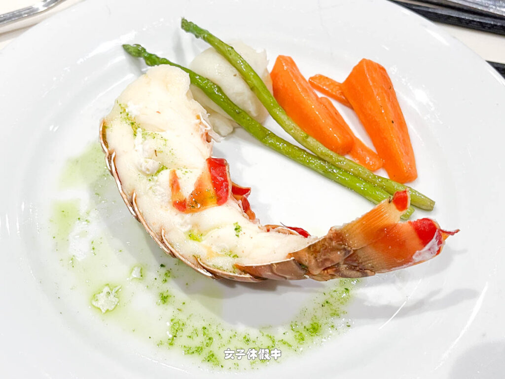 ✦ 主菜｜烤大西洋龍蝦尾 GRILLED ATLANTIC LOBSTER TAIL
烤龍蝦尾配上馬鈴薯泥、烤蘆筍、融化的奶油，是整個航程裡最讓人期待的了！
只是這次的肉質表現較為中規中矩，略微乾硬，但是視覺滿分，很適合拍照打卡。