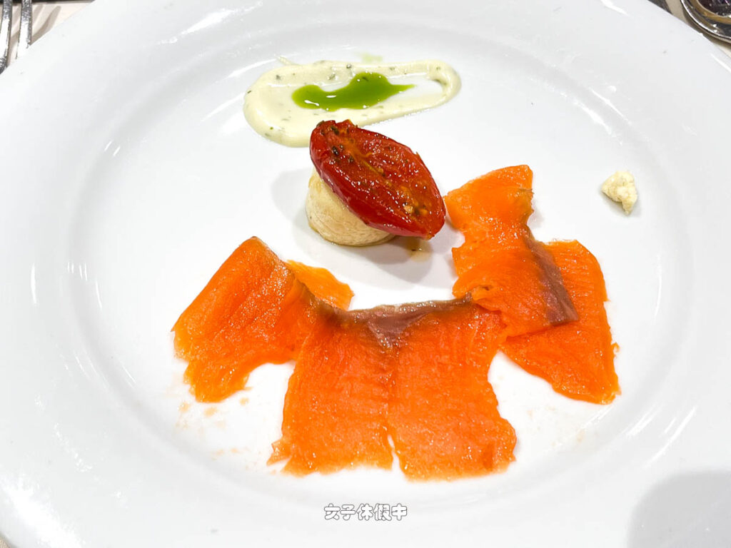 ✦ 前菜｜燻三文魚配甜蒜奶油 SMOKED SALMON WITH SWEET GARLIC CUSTARD
煙燻鮭魚加上檸檬羅勒沙拉醬，但是鮭魚沒有油脂，這道可以不用點。