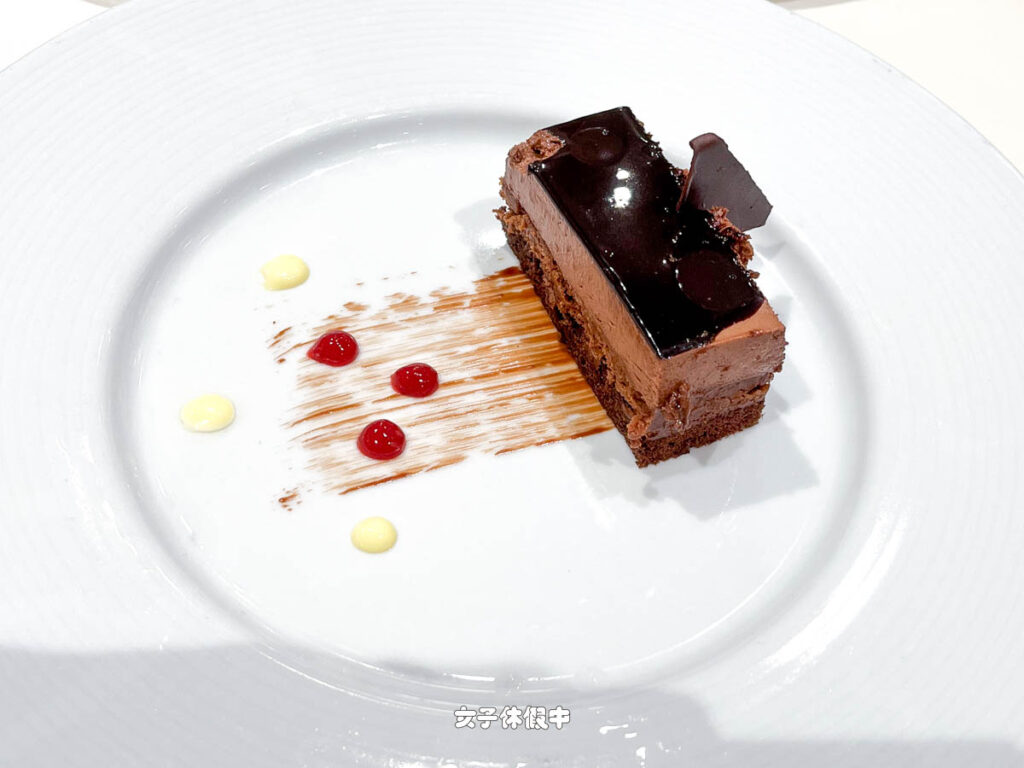 ✦ 甜點｜皇家巧克力蛋糕 ROYAL CAKE
黑巧克力慕斯的巧克力味很濃郁，也好吃。