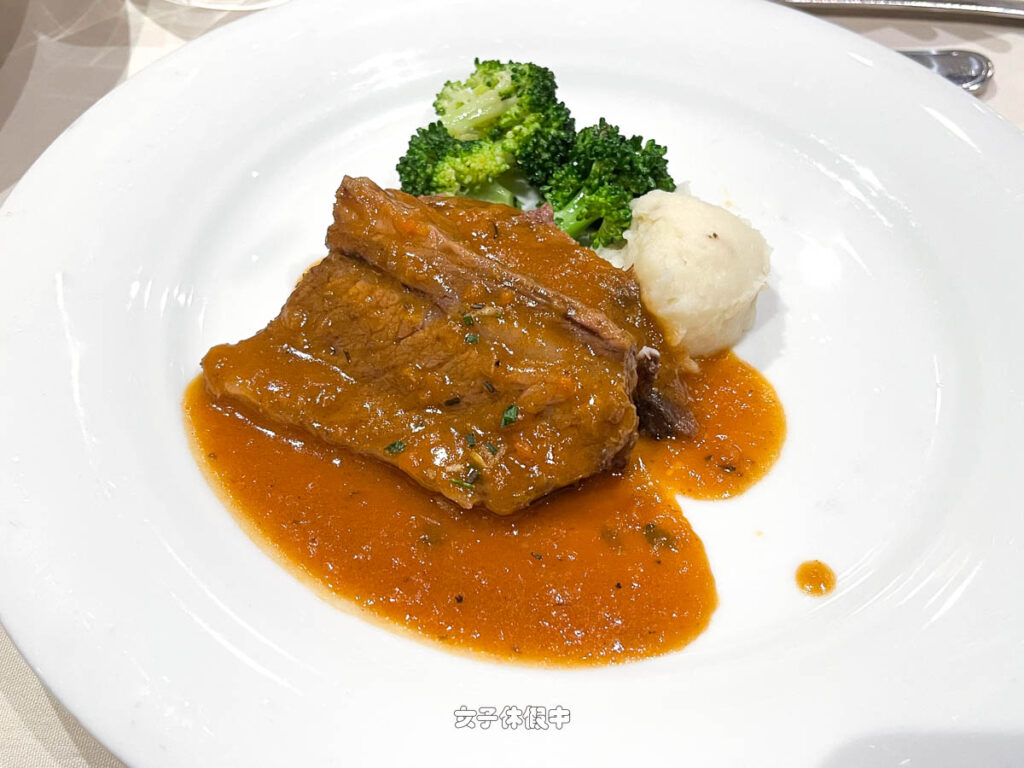 ✦ 主菜｜紅酒紅燒牛肋排 BRAISED BEEF SHORT RIBS IN RED WINE
牛勒排的表現比烤龍蝦尾更好，燉得非常軟，配上gremolata 醬、法式馬鈴薯泥、花椰菜，好吃～