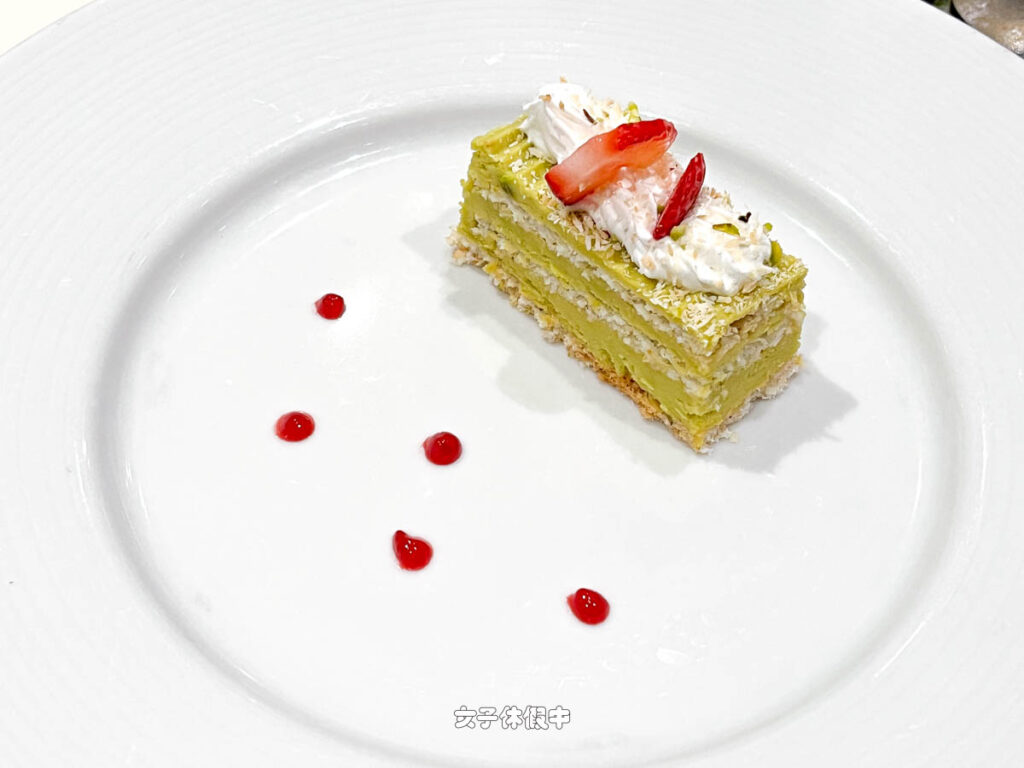 ✦ 甜點｜椰子開心果 COCONUT PISTACHIO DACQUOISE
滿滿的椰子絲加上開心果慕斯林奶油和點綴的覆盆子果醬。