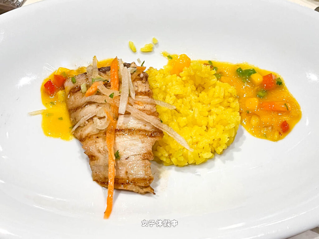 ✦ 主菜｜煎劍魚 SEARED SWORDFISH
煎劍魚加上蔬菜沙拉、芒果酸辣醬、橙香米飯，芒果醬味道很特別也很不錯。