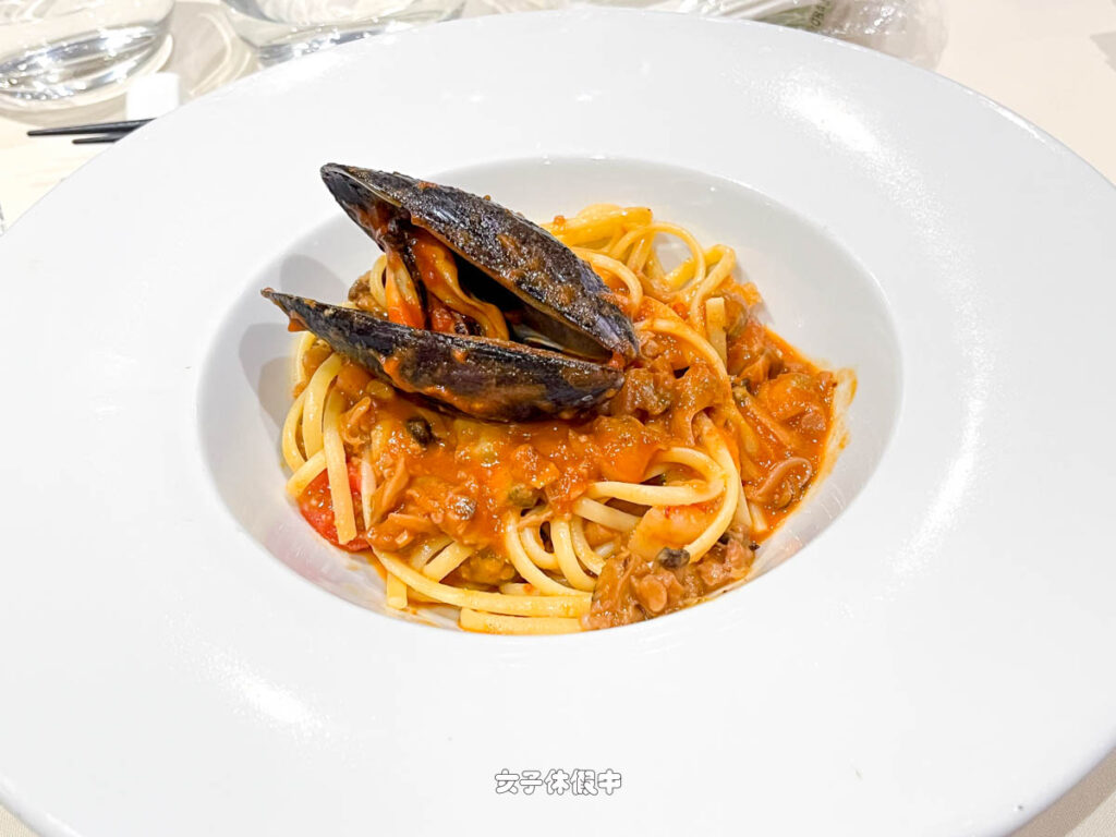 ✦ 義大利麵｜燉海鮮寬麵 LINGUINE AI FRUTTI DI MARE
寬麵加上淡菜、蜆、魷魚、蝦及香芹，還不錯。