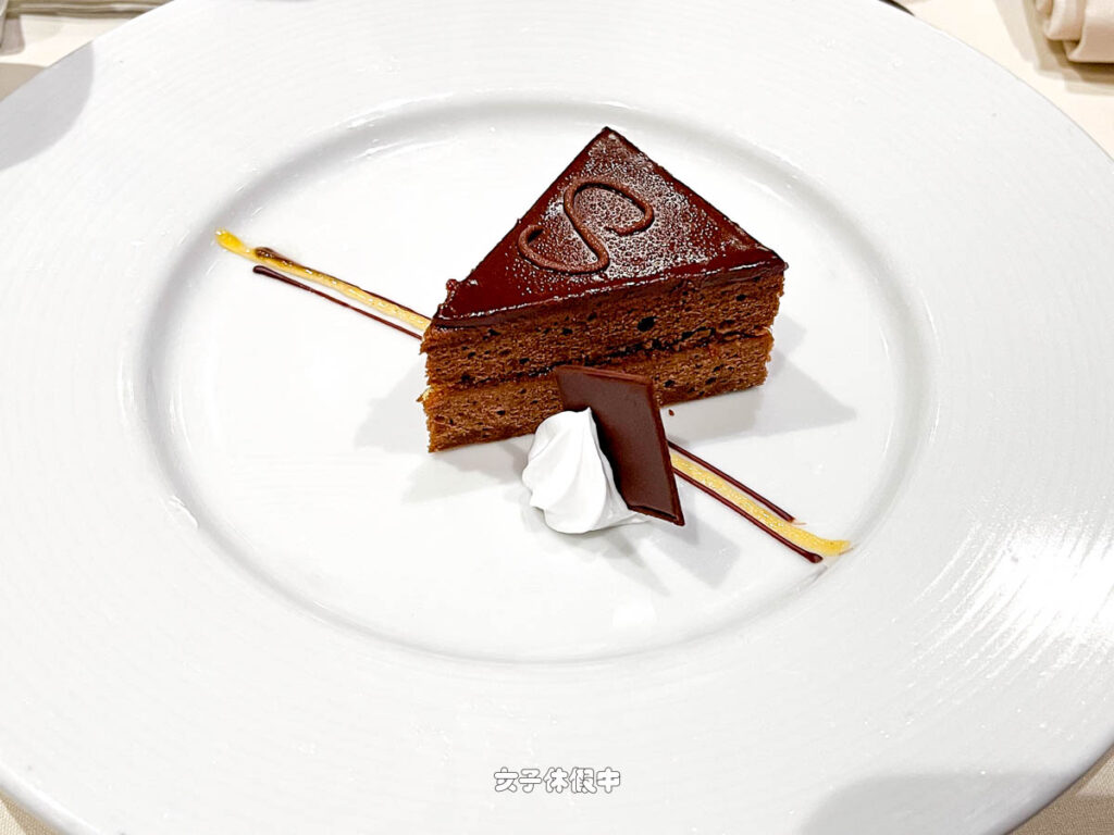 ✦ 甜點｜薩赫蛋糕 SACHERTORTE
奧地利杏餡巧克力蛋糕，蛋糕體略乾。