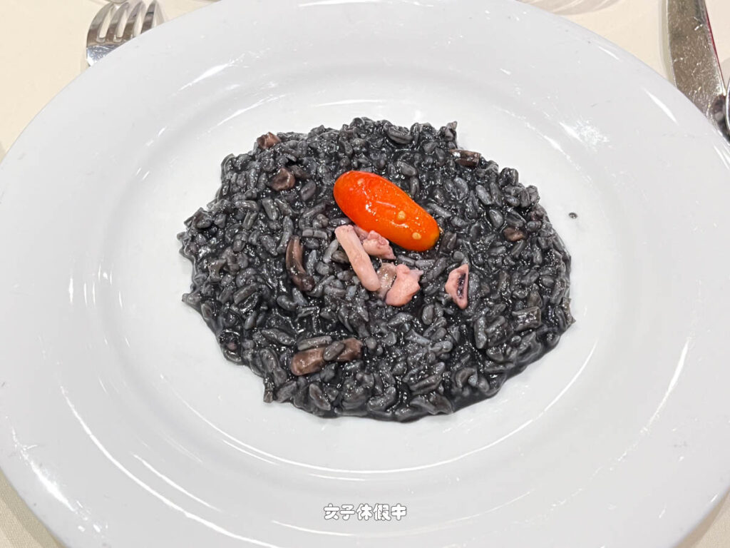 ✦ 義大利燉飯｜墨魚汁義大利燉飯 RISOTTO WITH SQUID INK
這道海鮮燉飯味道也不錯，上面加了櫻桃番茄點綴。